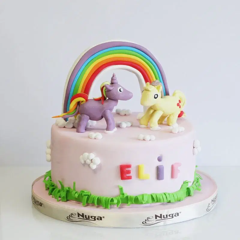 Sevimli Unicornlar Doğum Günü Pastası