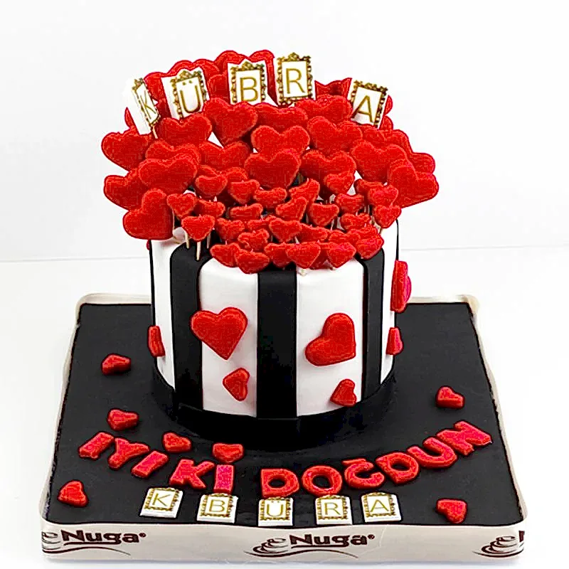 Kırmızı Kalpler Doğum Günü Pastası